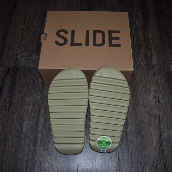 Yeezy Slides Resin…